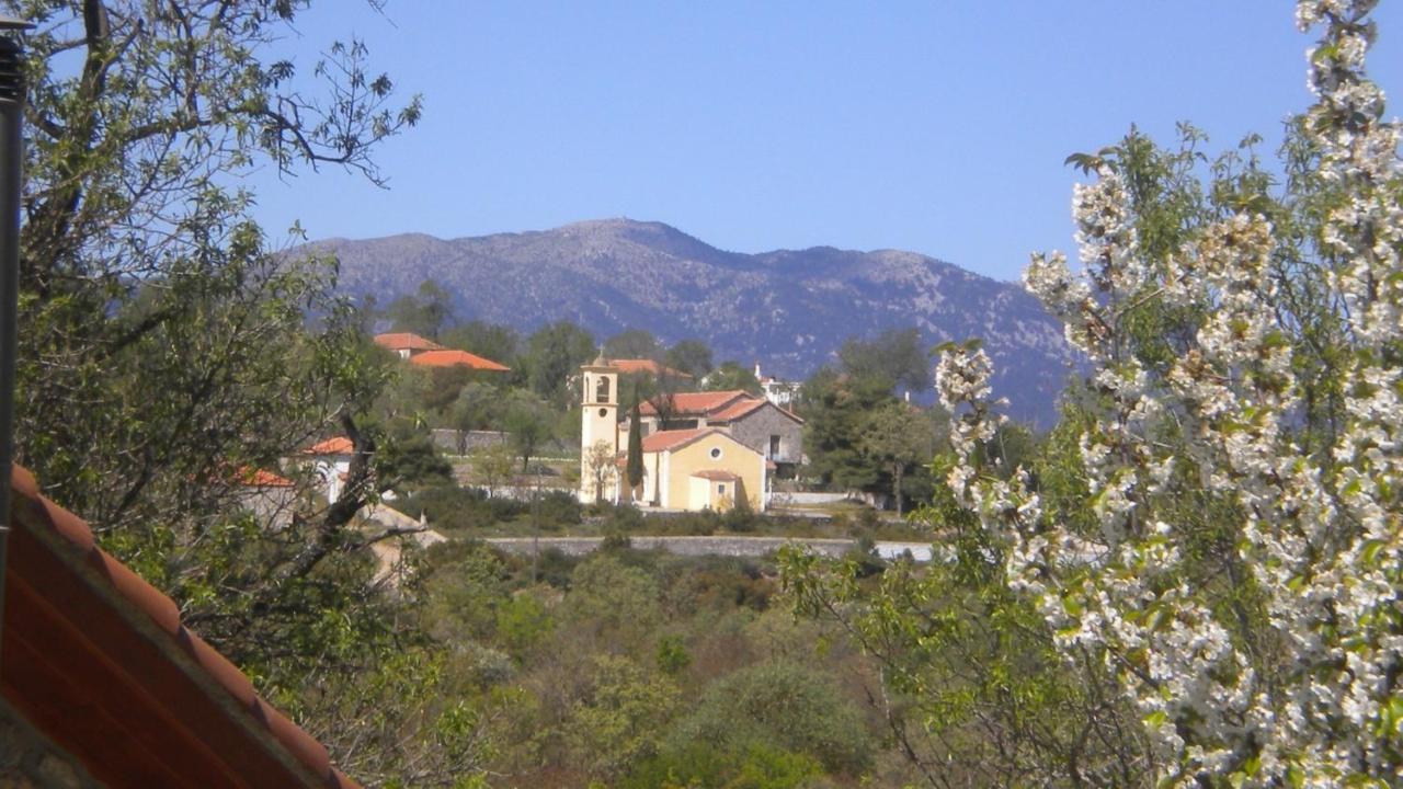 Stone House In A Quiet Landscape, Leonidion Villa ภายนอก รูปภาพ