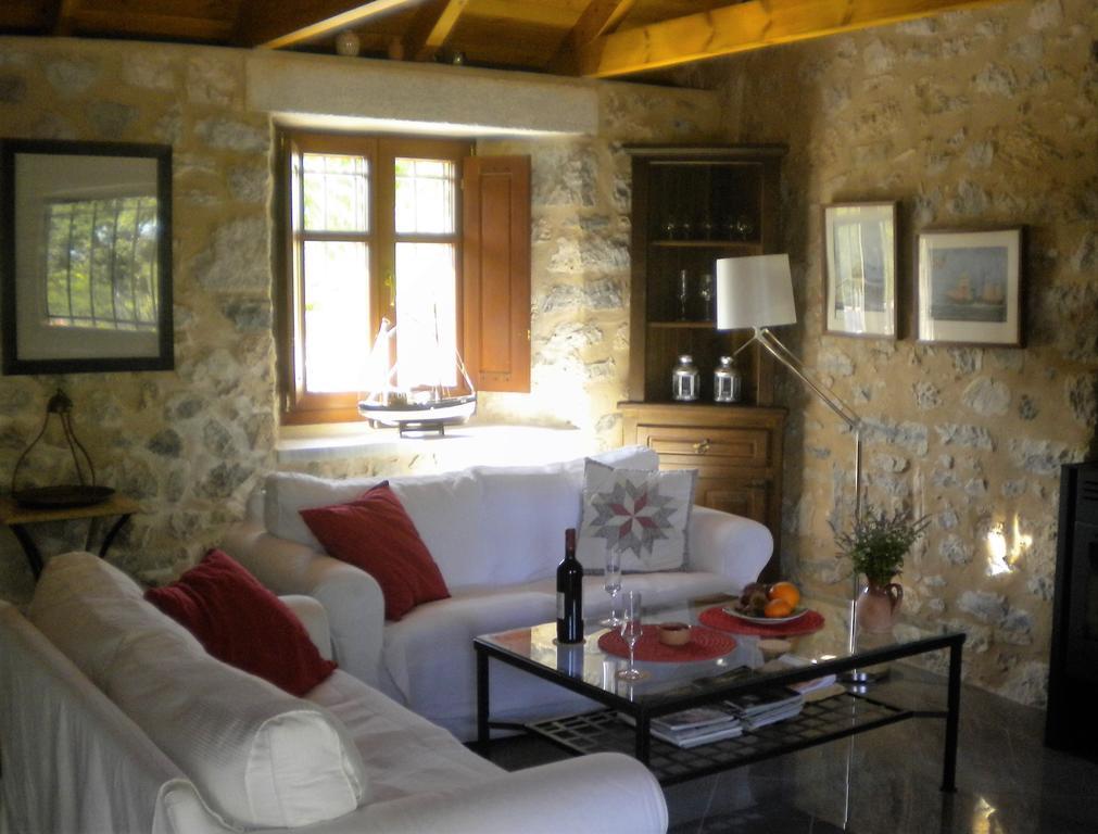 Stone House In A Quiet Landscape, Leonidion Villa ภายนอก รูปภาพ